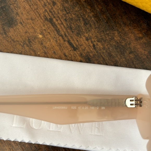 Loewe Paula Ibiza Flower
Shaped Sunglasses In Beige Endource New In Case… - Picture 10 of 14